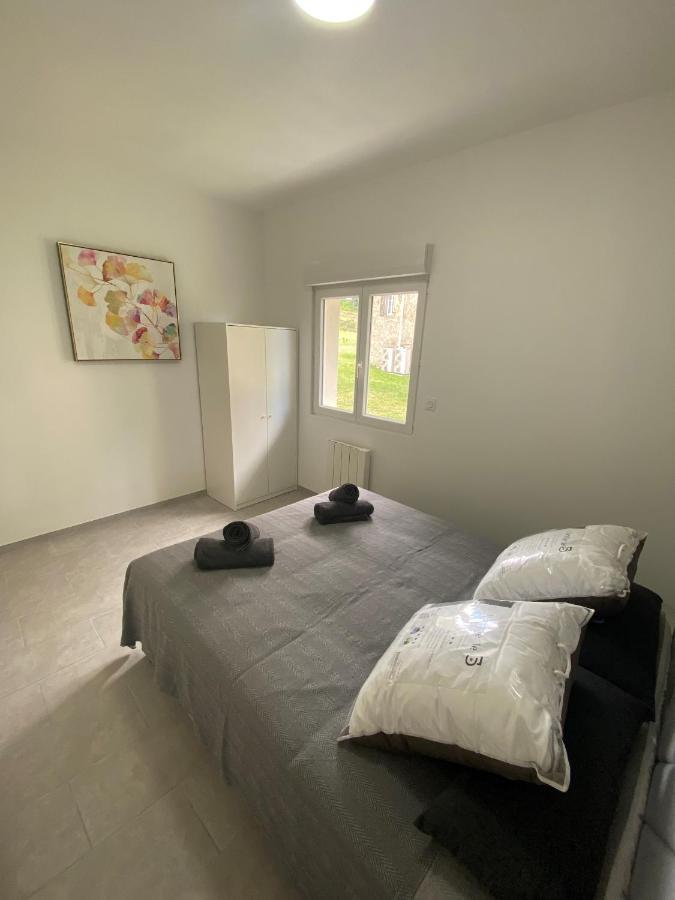 Logis Dans Ancien Relais De Poste Apartment Saint Julien Les Rosiers Bagian luar foto