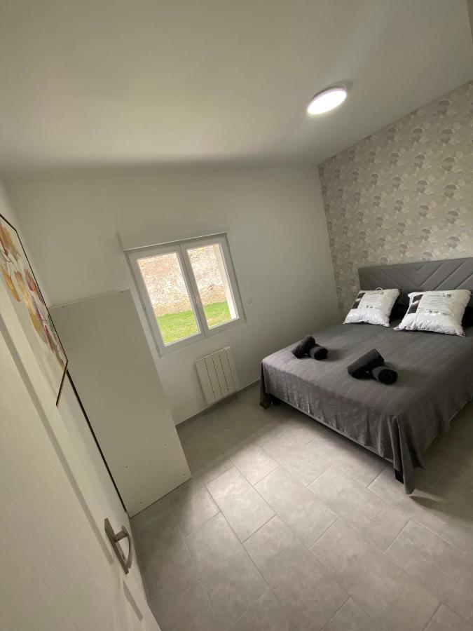 Logis Dans Ancien Relais De Poste Apartment Saint Julien Les Rosiers Bagian luar foto