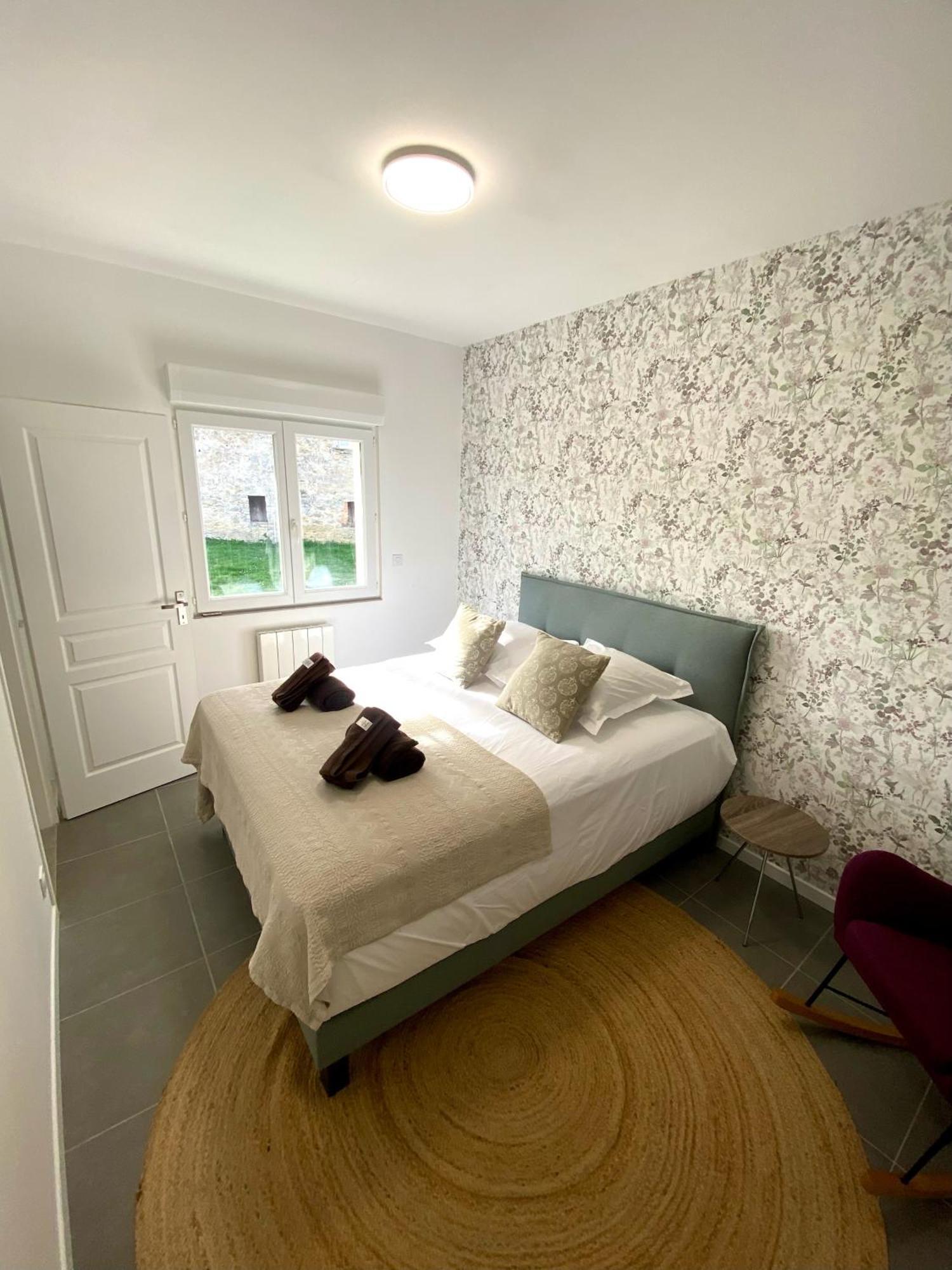 Logis Dans Ancien Relais De Poste Apartment Saint Julien Les Rosiers Bagian luar foto