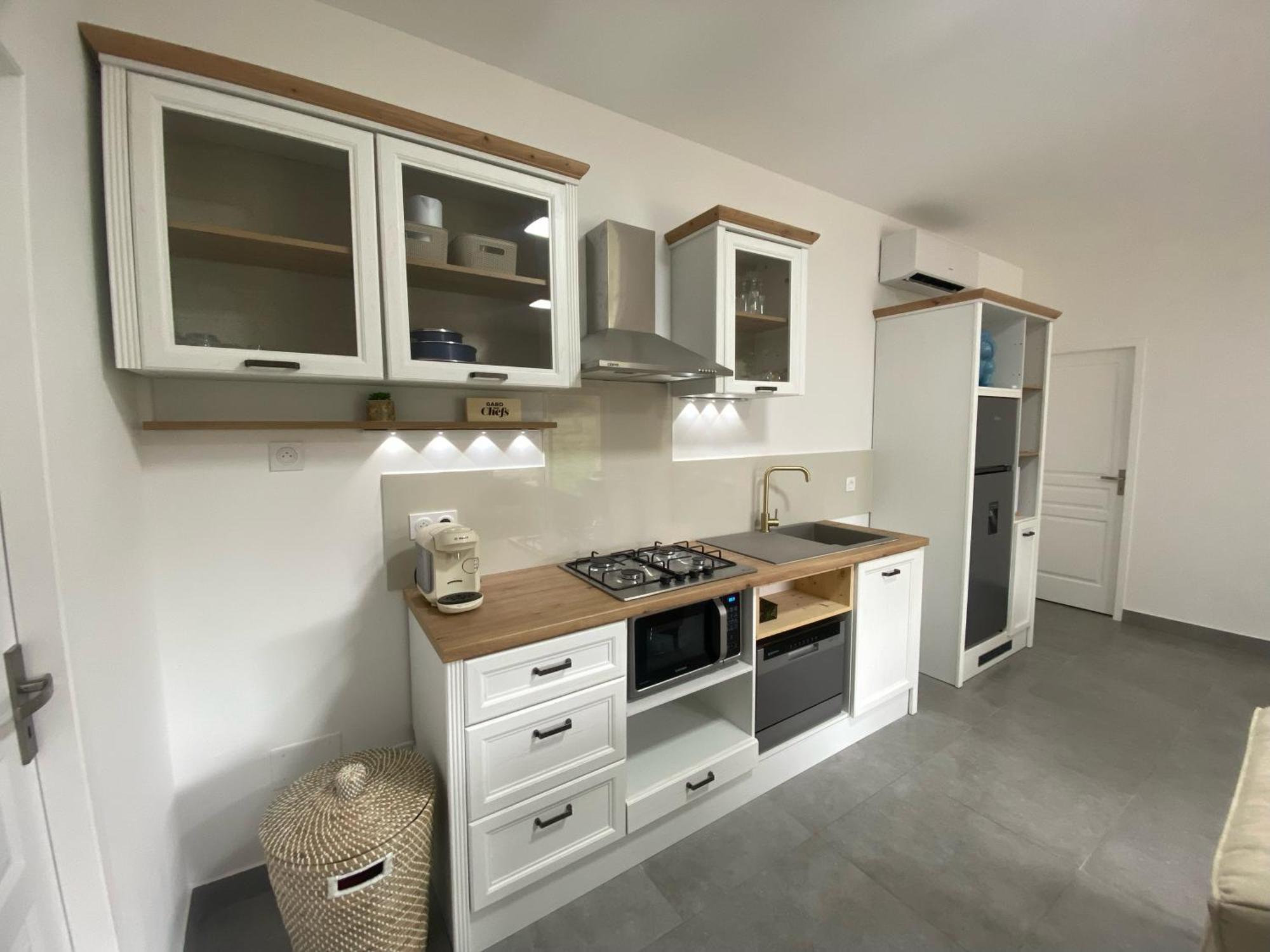 Logis Dans Ancien Relais De Poste Apartment Saint Julien Les Rosiers Bagian luar foto